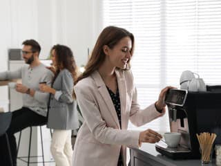 Kávovar ako najdôležitejšie miesto vo firme? Vedci potvrdili, že to nie je len o kofeíne