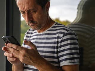 Polícia varuje pred novým SMS podvodom: Pozor, aby ste v pracovnom strese neklikli na „pokutu“ aj vy!