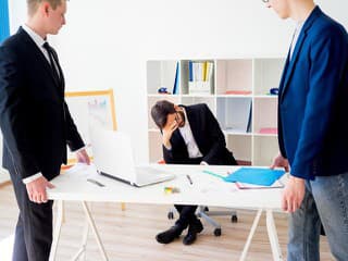 Tiché odchádzanie a tiché prepúšťanie. Pravda o tom, ako firmy riešili stagnáciu výkonu na konci roka