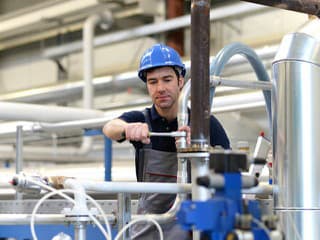 Od manuálnej práce po obchod: Pozrite sa, koľko dnes platia slovenské firmy