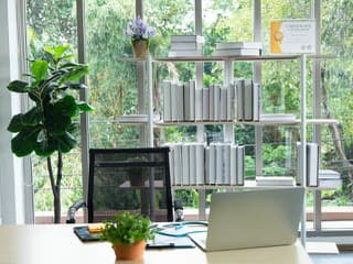 Generačné zemetrasenie v kanceláriách: Prečo Gen Z v roku 2026 prepisuje pravidlá a čo na to Boomers?