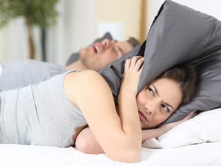 Chrápanie a jeho dopady na vzťah: Efektívne riešenia, ako ho zastaviť a zlepšiť nočný pokoj oboch partnerov