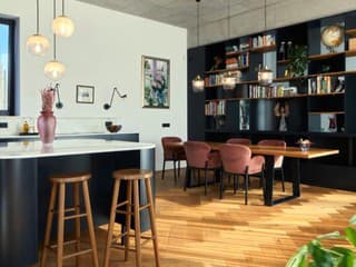 Do takého domu pozvú hostí bez problémov! Napriek obmedzeniam vytvorili architekti pre rodinu perfektné bývanie