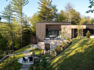 Takto môže vyzerať ideálne miesto na oddych! Dom na náročnom pozemku postavili na to, aby dával pokoj a relax