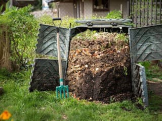 Nenakupujte zbytočne, kvalitný kompost si vytvoríte aj doma. Ako ho správne založiť a čo do neho radšej nesypať?