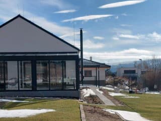 Starší manželia vymenili mesto za pokoj v prírode, ich bývanie vo Veľkej Lomnici má len 82 m2