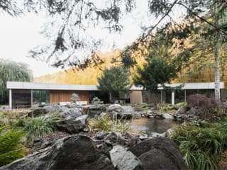 Stojí pri Piešťanoch a je radikálne iný. V dome so zvláštnym tvarom majú pokojný život a perfektný relax pod lesom