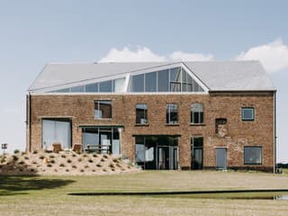 Z diaľky vyzerá obyčajne, no je na ňom čosi zvláštne. Fasáda klame, dom sa začína inde a bol fantastický nápad!