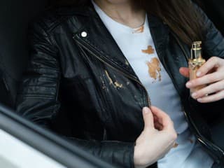 Do práčky a sušičky nikdy a vodu len opatrne! Ako vyčistiť koženú bundu od škvŕn, aby vydržala celé roky?