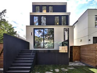 Pôsobí stroho a chladne, ale jeho vnútro je úplne iné! Architekti v dome vytvorili hrejivý a nadčasový domov!