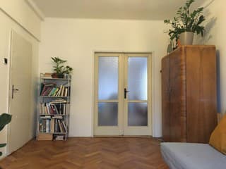 Bol temný, zastaraný a už veľmi potreboval zmenu. Z bytu na Februárke spravili moderné bývanie za asi 50-tisíc eur