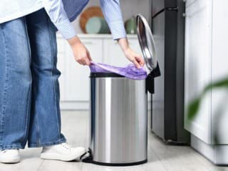 Šíri sa z odpadkového koša silný zápach? Urobte tieto kroky ešte dnes, aby ste sa ho zbavili