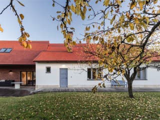 Tu ešte stále cítiť pravú dušu dediny. V chalupe zachovali krčmu pre priateľov aj atmosféru ako za starých čias