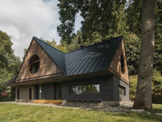 Je nová, ale do prostredia hôr ticho zapadla. Po rokoch je z chalupy zas krásne miesto, kde sa dá zabudnúť na stres