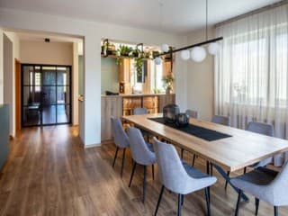 Stačili 2 mesiace, z pôvodnej miestnosti zostal len gauč. Čiastočná premena domu vo Vrakuni mu úplne zmenila atmosféru (video)