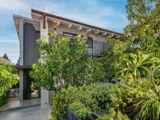 Skoro ho nevidno, no oplatí sa nazrieť dnu. Nadčasové bývanie si nás získalo, nechýba ani poriadne miesto na relax