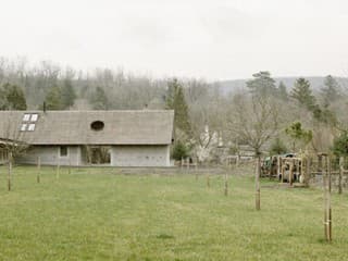 Pripomína tradičný hospodársky dom, no vnútro je úplne iné. Šesť rokov stavby sa oplatilo, budovu ocenili i odborníci