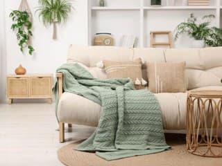 Po tiktoku sa šíri prekvapivo jednoduchý trend. Cozymaxxing vytvorí komfort na počkanie a stačí k nemu pár drobností