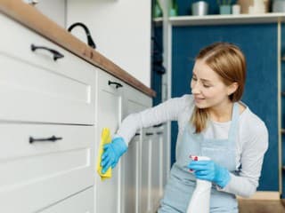 6 vecí, ktoré vám zničia drevenú kuchynskú linku, niektoré aj ihneď. Týmto sa pri čistení radšej vyhýbajte