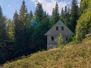 Vyzerá tradične, no vnútri je všetko inak! Napriek pravidlám je z chalupy perfektné miesto na relax v prírode