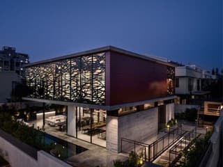 Prenájom vymenili za vlastný dom, no o nenápadnosť im nešlo. Býva tu osem ľudí a vedia, ako si užívať pohodlie!