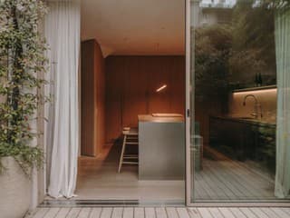 Trendy ani okázalosť nechcela, len nech je jednoduchý a hrejivý. Vo veľkomeste vzniklo bývanie, kde vládne pokoj