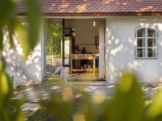 Manželia túžili po zmene, a tak obnovili starý vidiecky dom. Bývanie za bránou však vôbec nie je také, aké by ste čakali