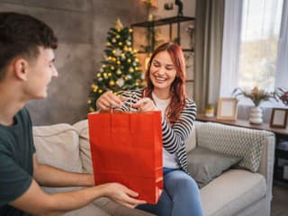 Tajný Santa v práci alebo partnerova rodina? 10 inšpirácií na darčeky, ktorými nič nepokazíte, aj keď neviete, čo darovať