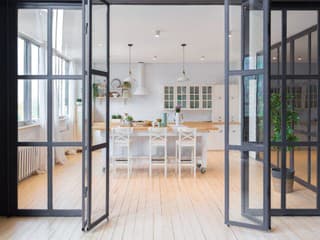 Éra otvorených miestností sa mení a exteriér bude nový interiér! Týchto 8 trendov pri rekonštrukciách má priniesť rok 2026