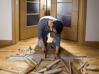 Renovujeme podlahu z dreva: kedy ju treba celú vymeniť, kedy stačí oprava a aký spôsob si zvoliť?