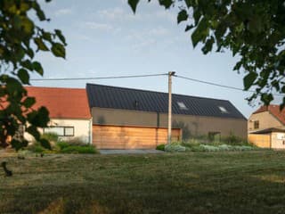 Dom, ktorý architekt navrhol pre rodinu, provokuje čiernym vzhľadom. Vnútrajšok domu je však úplne iný