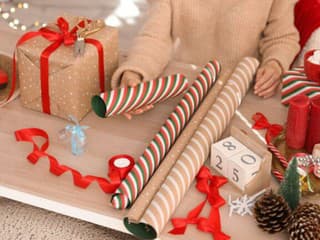 12 skvelých tipov, ako využiť baliaci papier z Vianoc. Napadlo by vám také praktické riešenie do záhrady?