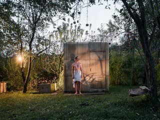 To sa ešte zíde, vraveli na materiál a zbierali ho na dvore. Z kopy odpadu si architekti sami vyrobili lacnú saunu