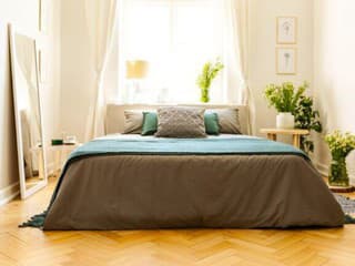 8 dizajnérskych trikov, ktoré by ste mali poznať, keď máte malú spálňu. Bude pôsobiť väčšia aj bez búrania!