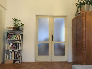 Bol temný, zastaraný a už veľmi potreboval zmenu. Z bytu na Februárke spravili moderné bývanie za asi 50-tisíc eur