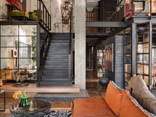 Po dvoch rokoch prác sa opustené miesto zmenilo na nepoznanie! Bývanie architektov je plné nečakaných riešení