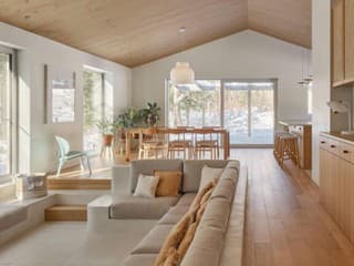 Viacgeneračná rodina sa zabývala v lese, v nenápadnom dome majú súkromie i priestor pre seba