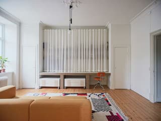 Klasickú linku a skrinky tu nenájdete. Architekti prišli s jednoduchými riešeniami, za ktorými si neporiadok ani nevšimnete