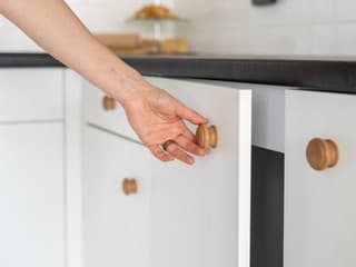 Dvierka skriniek sa nezatvárajú a zásuvky sa zasekávajú? 7 praktických tipov, ako problémy opravíte aj bez majstra!