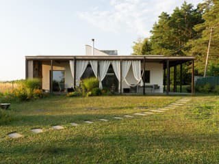 Stojí v Prievidzi, no za susedov má lúku a les. Za nenápadnou fasádou skrýva bungalov nadčasovú domácnosť