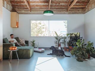 Odvaha byť iný týmto majiteľom nechýba. Vo svojom prerobenom to dome nechali na očiach i to, čo by väčšina z nás skryla