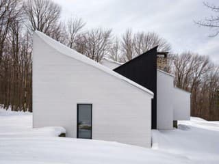 Na snehu ho skoro nevidno, no vnútro sa oplatí vidieť. Zo zanedbaného domu vzniklo v horách nádherné rodinné hniezdo