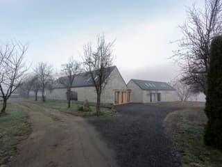 Vyzerá, akoby tu bola odjakživa. Dedinská usadlosť, z ktorej cítiť čaro vidieka, stála majiteľov 1 230 000 eur