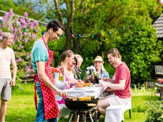 Aký gril je vhodný na terasu, balkón alebo do záhrady? Zistite, ktorý vám bude vyhovovať