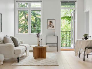 Podľahli ste trendu bielych obývačiek a teraz pôsobí nudne? 8 tipov, ktorými ju zmeníte na príťažlivé a útulné miesto