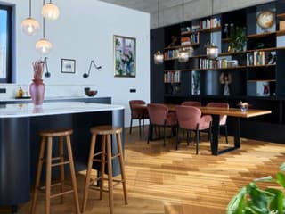 Do takého domu pozvú hostí bez problémov! Napriek obmedzeniam vytvorili architekti pre rodinu perfektné bývanie