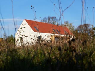 Pripomína staré vidiecke domy, no je to len dojem. Vnútri čaká moderná domácnosť a priestor na oddych celej rodiny