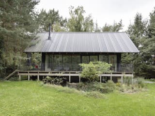 Čo mohli, prerobili sami a nízkorozpočtovo. Chatu v Plaveckom Štvrtku rodina zmenila na svojské miesto na relax