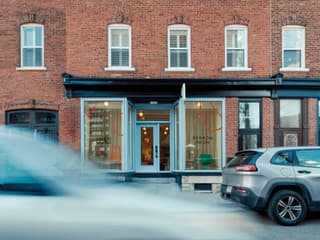 Sú úplne iné, ako by ste od bežných bytov čakali. Takto to vyzerá, keď dizajnérky vytvárajú bývanie pre dve z nich