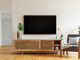 Nekupujte zbytočne veľký televízor do malej obývačky. Čo by ste mali vedieť, kým sa pustíte do jeho kúpy?